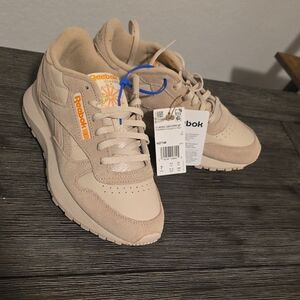 NWT Women's Reebok Classic Leather SP Running shoes. Color Nude & Size 7